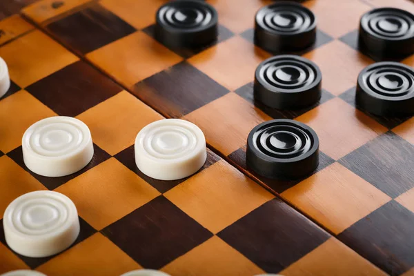 Damalı dama tahtası. Oyun konsepti. Masa oyunu. Hobi olarak. Oyun sahasında bir oyun için dama.