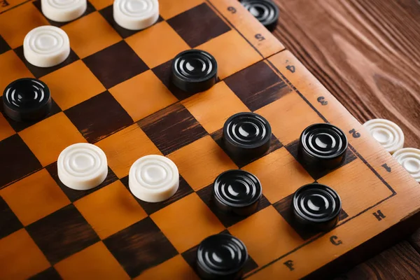 Damalı dama tahtası. Oyun konsepti. Masa oyunu. Hobi olarak. Oyun sahasında bir oyun için dama.