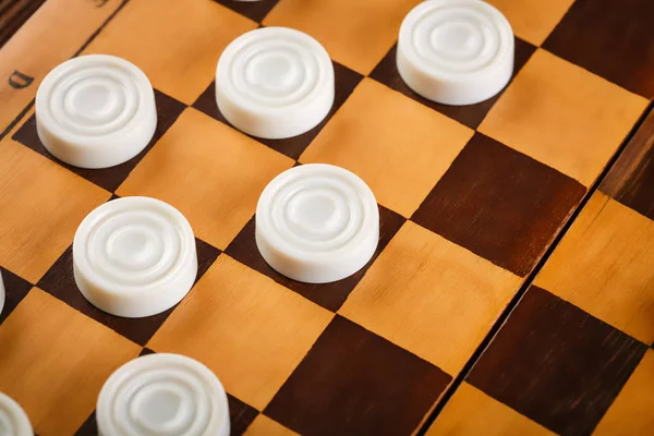 Damalı dama tahtası. Oyun konsepti. Masa oyunu. Hobi olarak. Oyun sahasında bir oyun için dama.