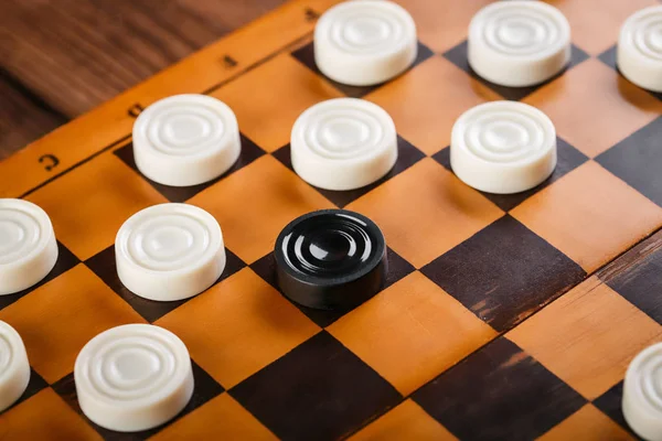 Damalı dama tahtası. Oyun konsepti. Masa oyunu. Hobi olarak. Oyun sahasında bir oyun için dama.