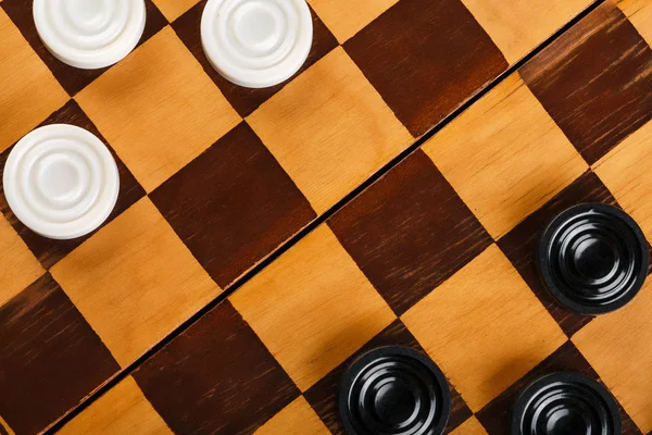Damalı dama tahtası. Oyun konsepti. Masa oyunu. Hobi olarak. Oyun sahasında bir oyun için dama.