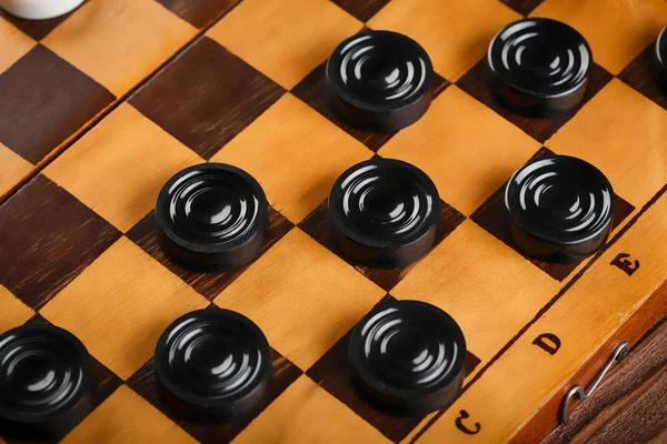 Damalı dama tahtası. Oyun konsepti. Masa oyunu. Hobi olarak. Oyun sahasında bir oyun için dama.
