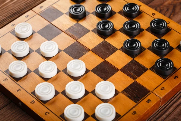 Damalı dama tahtası. Oyun konsepti. Masa oyunu. Hobi olarak. Oyun sahasında bir oyun için dama.