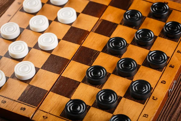 Damalı dama tahtası. Oyun konsepti. Masa oyunu. Hobi olarak. Oyun sahasında bir oyun için dama.