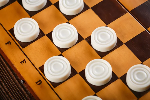 Damalı dama tahtası. Oyun konsepti. Masa oyunu. Hobi olarak. Oyun sahasında bir oyun için dama.