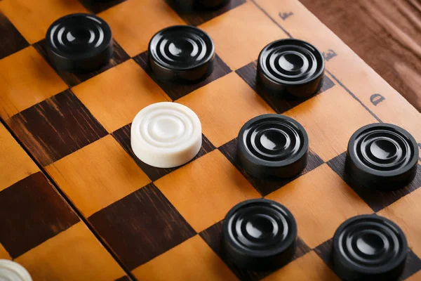 Damalı dama tahtası. Oyun konsepti. Masa oyunu. Hobi olarak. Oyun sahasında bir oyun için dama.
