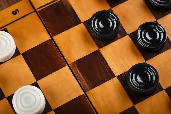 Damalı dama tahtası. Oyun konsepti. Masa oyunu. Hobi olarak. Oyun sahasında bir oyun için dama.