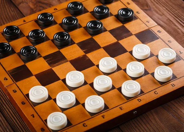 Damalı dama tahtası. Oyun konsepti. Masa oyunu. Hobi olarak. Oyun sahasında bir oyun için dama.