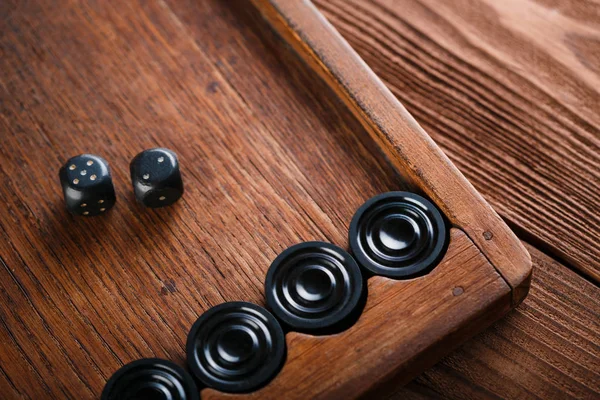 Tavla. Küpleri ve sayaçları bir tavla oyun alanında. Oyun kavramını. Tahta oyunu. Hobi. Zar ve dama oyun alanında tavla oyun için.