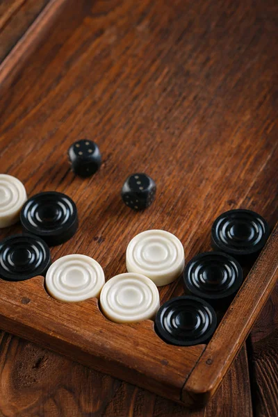 Tavla. Küpleri ve sayaçları bir tavla oyun alanında. Oyun kavramını. Tahta oyunu. Hobi. Zar ve dama oyun alanında tavla oyun için.