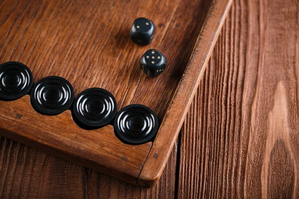 Tavla. Küpleri ve sayaçları bir tavla oyun alanında. Oyun kavramını. Tahta oyunu. Hobi. Zar ve dama oyun alanında tavla oyun için.