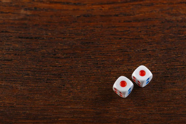 İki zar ahşap bir masa üzerine haddeleme. Kumar düşen dices. Dices tavla oynamak için ayarlayın. Arka tavla masa oyunu. Bu eski Türkçe ve Farsça tablo ile strateji ve şans oyunu.