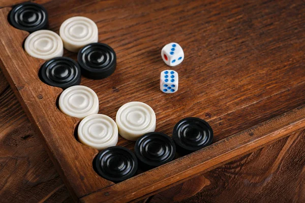 Tavla. Küpleri ve sayaçları bir tavla oyun alanında. Oyun kavramını. Tahta oyunu. Hobi. Zar ve dama oyun alanında tavla oyun için.