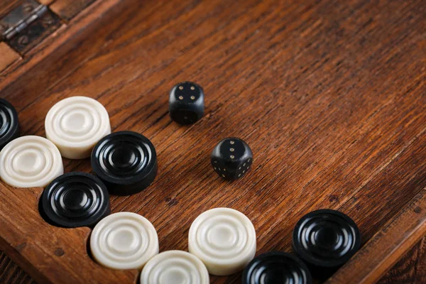 Tavla. Küpleri ve sayaçları bir tavla oyun alanında. Oyun kavramını. Tahta oyunu. Hobi. Zar ve dama oyun alanında tavla oyun için.