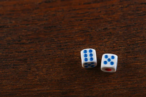 İki zar ahşap bir masa üzerine haddeleme. Kumar düşen dices. Dices tavla oynamak için ayarlayın. Arka tavla masa oyunu. Bu eski Türkçe ve Farsça tablo ile strateji ve şans oyunu.