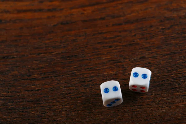 İki zar ahşap bir masa üzerine haddeleme. Kumar düşen dices. Dices tavla oynamak için ayarlayın. Arka tavla masa oyunu. Bu eski Türkçe ve Farsça tablo ile strateji ve şans oyunu.