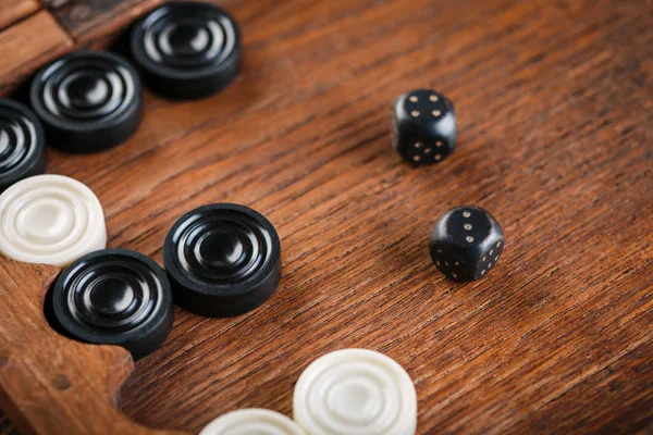 Tavla. Küpleri ve sayaçları bir tavla oyun alanında. Oyun kavramını. Tahta oyunu. Hobi. Zar ve dama oyun alanında tavla oyun için.