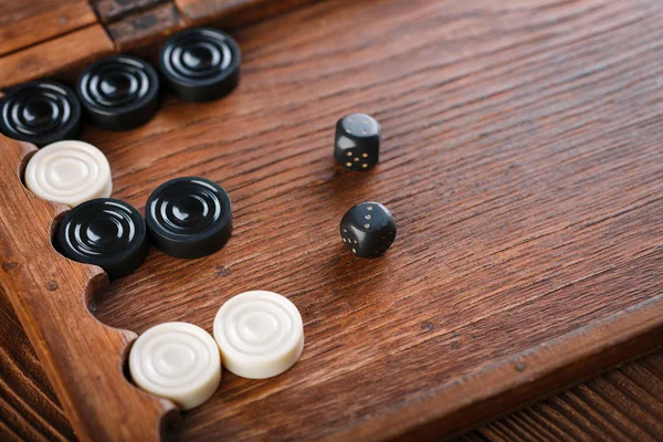 Tavla. Küpleri ve sayaçları bir tavla oyun alanında. Oyun kavramını. Tahta oyunu. Hobi. Zar ve dama oyun alanında tavla oyun için.