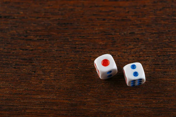 İki zar ahşap bir masa üzerine haddeleme. Kumar düşen dices. Dices tavla oynamak için ayarlayın. Arka tavla masa oyunu. Bu eski Türkçe ve Farsça tablo ile strateji ve şans oyunu.
