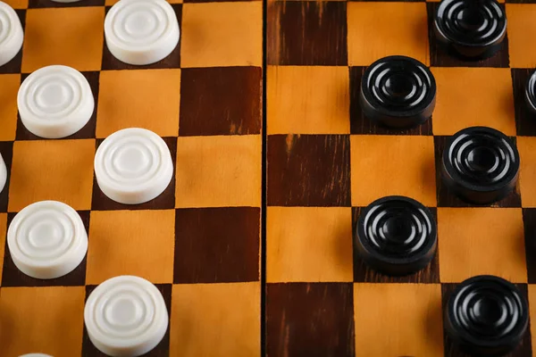Damalı dama tahtası. Oyun konsepti. Masa oyunu. Hobi olarak. Oyun sahasında bir oyun için dama.