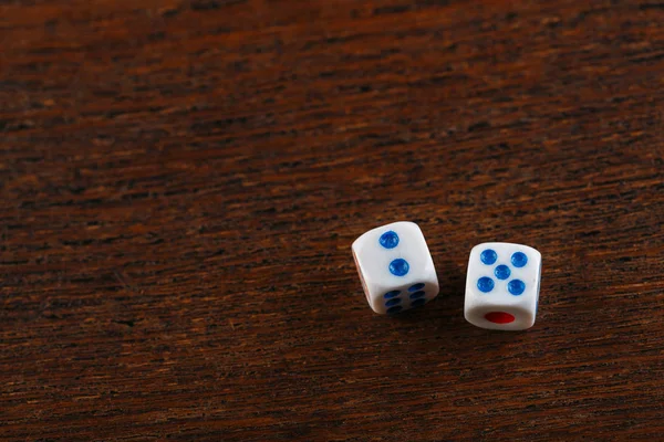 İki zar ahşap bir masa üzerine haddeleme. Kumar düşen dices. Dices tavla oynamak için ayarlayın. Arka tavla masa oyunu. Bu eski Türkçe ve Farsça tablo ile strateji ve şans oyunu.