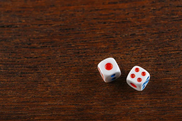 İki zar ahşap bir masa üzerine haddeleme. Kumar düşen dices. Dices tavla oynamak için ayarlayın. Arka tavla masa oyunu. Bu eski Türkçe ve Farsça tablo ile strateji ve şans oyunu.