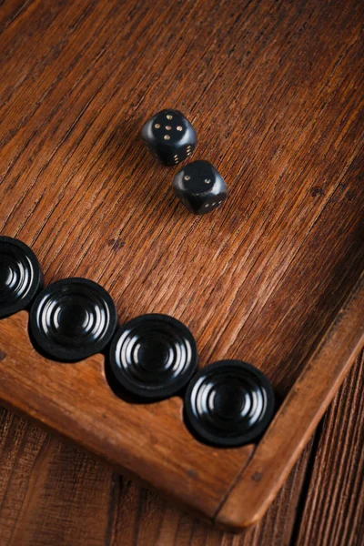 Tavla. Küpleri ve sayaçları bir tavla oyun alanında. Oyun kavramını. Tahta oyunu. Hobi. Zar ve dama oyun alanında tavla oyun için.