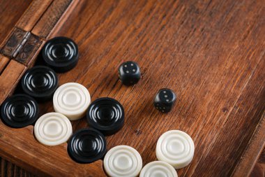 Tavla. Küpleri ve sayaçları bir tavla oyun alanında. Oyun kavramını. Tahta oyunu. Hobi. Zar ve dama oyun alanında tavla oyun için.