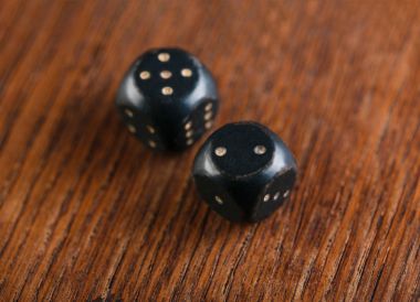 Tavla. Küpleri ve sayaçları bir tavla oyun alanında. Oyun kavramını. Tahta oyunu. Hobi. Zar ve dama oyun alanında tavla oyun için.