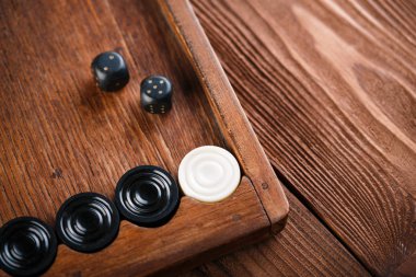 Tavla. Küpleri ve sayaçları bir tavla oyun alanında. Oyun kavramını. Tahta oyunu. Hobi. Zar ve dama oyun alanında tavla oyun için.