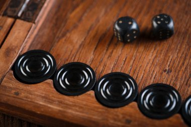 Tavla. Küpleri ve sayaçları bir tavla oyun alanında. Oyun kavramını. Tahta oyunu. Hobi. Zar ve dama oyun alanında tavla oyun için.