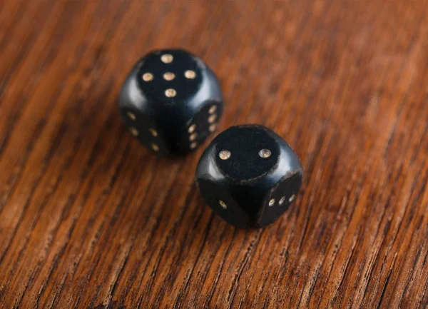 Tavla. Küpleri ve sayaçları bir tavla oyun alanında. Oyun kavramını. Tahta oyunu. Hobi. Zar ve dama oyun alanında tavla oyun için.