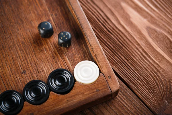 Tavla. Küpleri ve sayaçları bir tavla oyun alanında. Oyun kavramını. Tahta oyunu. Hobi. Zar ve dama oyun alanında tavla oyun için.