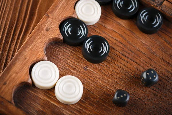 Tavla. Küpleri ve sayaçları bir tavla oyun alanında. Oyun kavramını. Tahta oyunu. Hobi. Zar ve dama oyun alanında tavla oyun için.