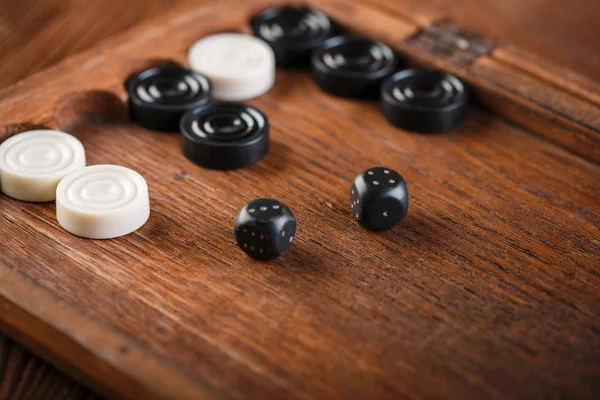 Tavla. Küpleri ve sayaçları bir tavla oyun alanında. Oyun kavramını. Tahta oyunu. Hobi. Zar ve dama oyun alanında tavla oyun için.
