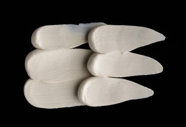 Yapısal Alçı beyaz siyah bir arka plan. Beyaz krema. boya karalama. Hamuru.