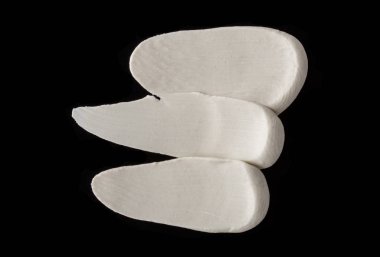 Yapısal Alçı beyaz siyah bir arka plan. Beyaz krema. boya karalama. Hamuru.