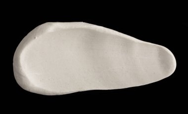 Yapısal Alçı beyaz siyah bir arka plan. Beyaz krema. boya karalama. Hamuru.