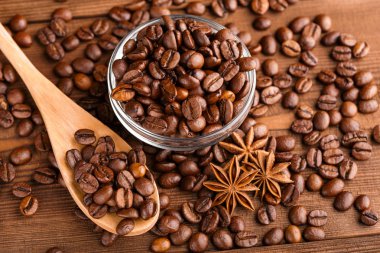 Kahve çekirdekleri ve tarçın çuval bezi bir arka plan üzerinde. Kavrulmuş kahve çekirdekleri arka plan kapatın. Üst metin kopyalama yeri olan kahve çekirdekleri kazık. Baharat. Baharat. Tarçın. Badian. Kahve evi.