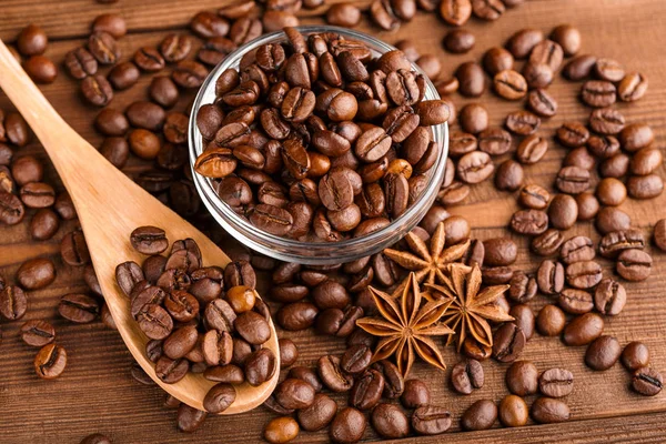 Kahve çekirdekleri ve tarçın çuval bezi bir arka plan üzerinde. Kavrulmuş kahve çekirdekleri arka plan kapatın. Üst metin kopyalama yeri olan kahve çekirdekleri kazık. Baharat. Baharat. Tarçın. Badian. Kahve evi.