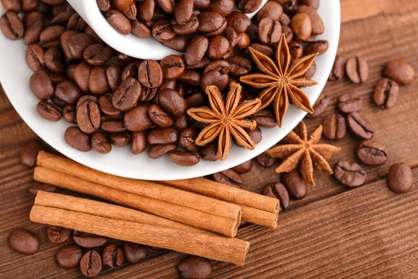 Kahve çekirdekleri ve tarçın çuval bezi bir arka plan üzerinde. Kavrulmuş kahve çekirdekleri arka plan kapatın. Üst metin kopyalama yeri olan kahve çekirdekleri kazık. Baharat. Baharat. Tarçın. Badian. Kahve evi.