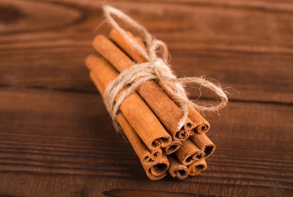 Kaneelstokjes Maaltijd Close Houten Tafel Kaneelstokjes Spice Close Achtergrond Textuur — Stockfoto