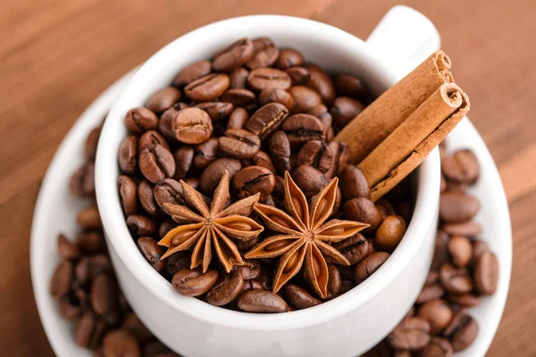 Kahve çekirdekleri ve tarçın çuval bezi bir arka plan üzerinde. Kavrulmuş kahve çekirdekleri arka plan kapatın. Üst metin kopyalama yeri olan kahve çekirdekleri kazık. Baharat. Baharat. Tarçın. Badian. Kahve evi.