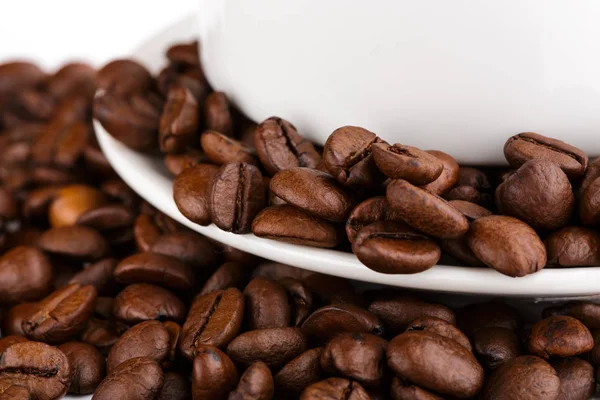 Kavrulmuş kahvenin beyaz arka planda izole. Kavrulmuş kahve çekirdekleri arka plan kapatın. Üst metin için kopya yer beyaz zemin üzerine kahve çekirdekleri kazık. Günaydın.