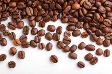 Kavrulmuş kahvenin beyaz arka planda izole. Kavrulmuş kahve çekirdekleri arka plan kapatın. Üst metin için kopya yer beyaz zemin üzerine kahve çekirdekleri kazık. Günaydın.
