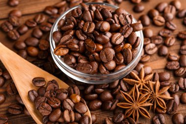 Kahve çekirdekleri ve tarçın çuval bezi bir arka plan üzerinde. Kavrulmuş kahve çekirdekleri arka plan kapatın. Üst metin kopyalama yeri olan kahve çekirdekleri kazık. Baharat. Baharat. Tarçın. Badian. Kahve evi.