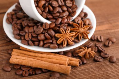 Kahve çekirdekleri ve tarçın çuval bezi bir arka plan üzerinde. Kavrulmuş kahve çekirdekleri arka plan kapatın. Üst metin kopyalama yeri olan kahve çekirdekleri kazık. Baharat. Baharat. Tarçın. Badian. Kahve evi.