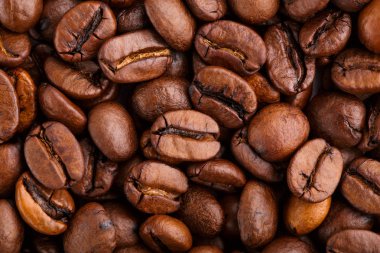 Kavrulmuş kahvenin beyaz arka planda izole. Kavrulmuş kahve çekirdekleri arka plan kapatın. Üst metin için kopya yer beyaz zemin üzerine kahve çekirdekleri kazık. Günaydın.