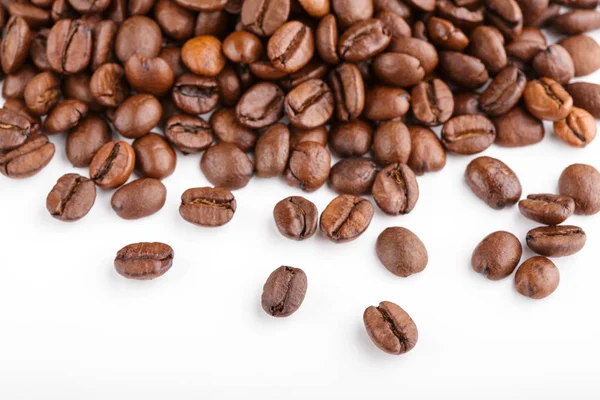 Kavrulmuş kahvenin beyaz arka planda izole. Kavrulmuş kahve çekirdekleri arka plan kapatın. Üst metin için kopya yer beyaz zemin üzerine kahve çekirdekleri kazık. Günaydın.