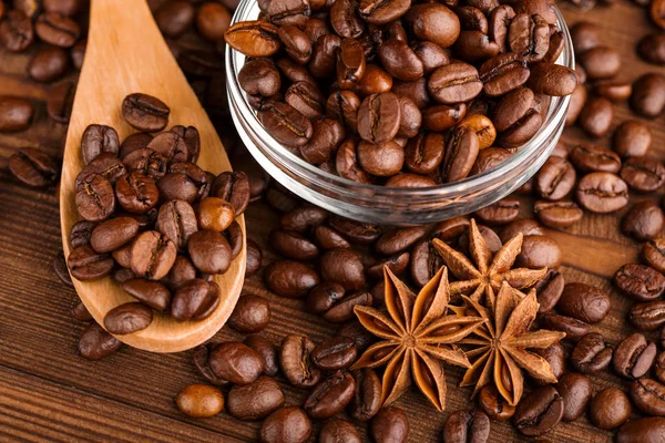 Kahve çekirdekleri ve tarçın çuval bezi bir arka plan üzerinde. Kavrulmuş kahve çekirdekleri arka plan kapatın. Üst metin kopyalama yeri olan kahve çekirdekleri kazık. Baharat. Baharat. Tarçın. Badian. Kahve evi.